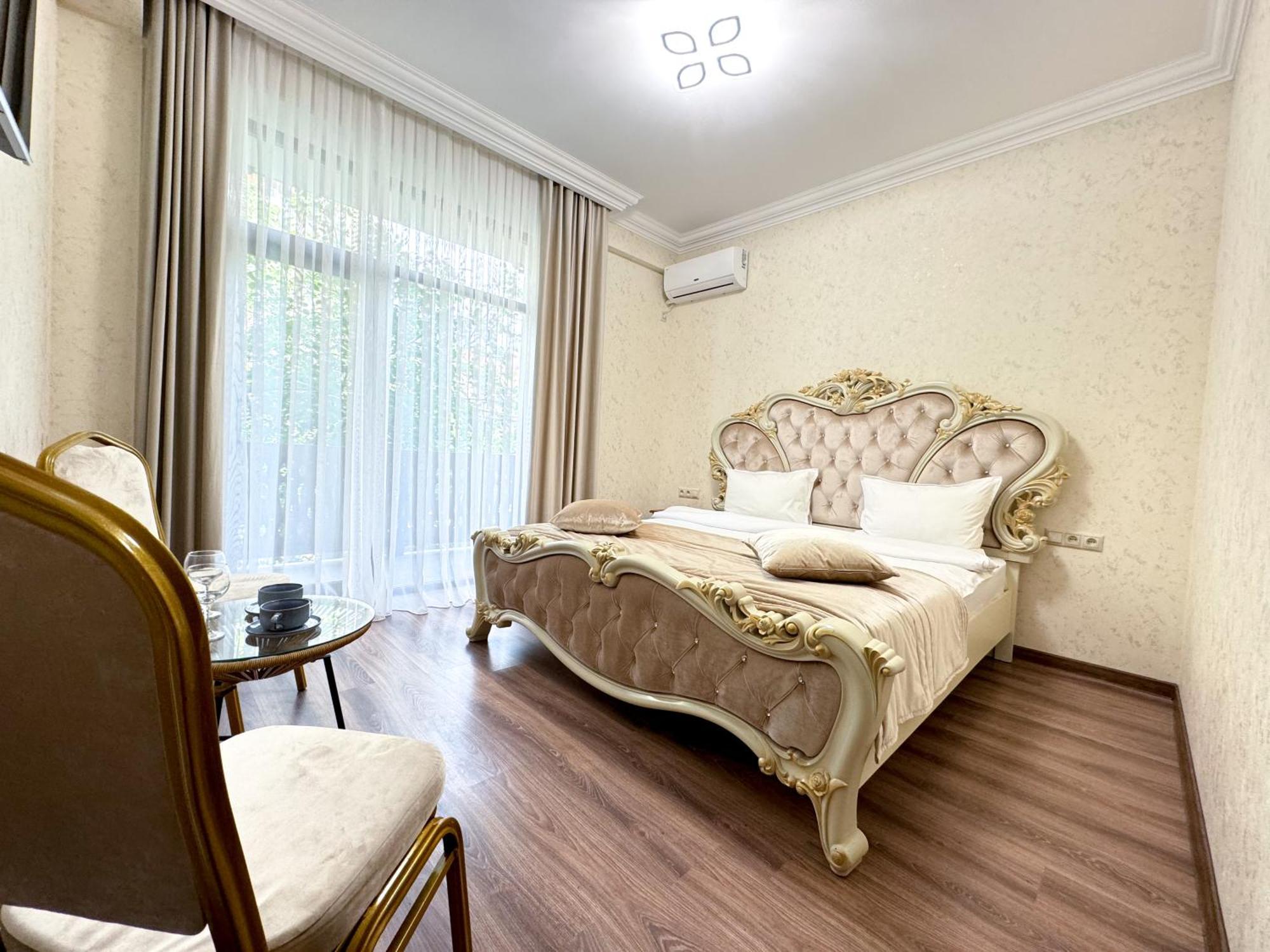 Armenia Hotel Ереван Экстерьер фото